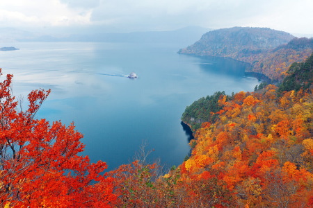 紅葉の十和田湖