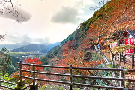 紅葉の白滝公園(大洲市)