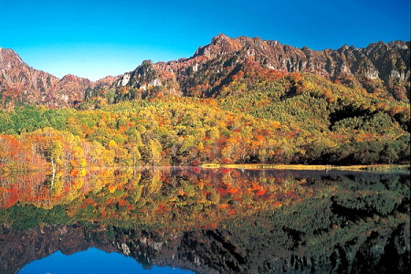 紅葉の鏡池(戸隠)