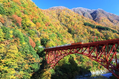 紅葉の黒部峡谷